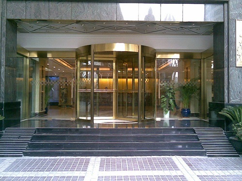 自動(dòng)旋轉(zhuǎn)門